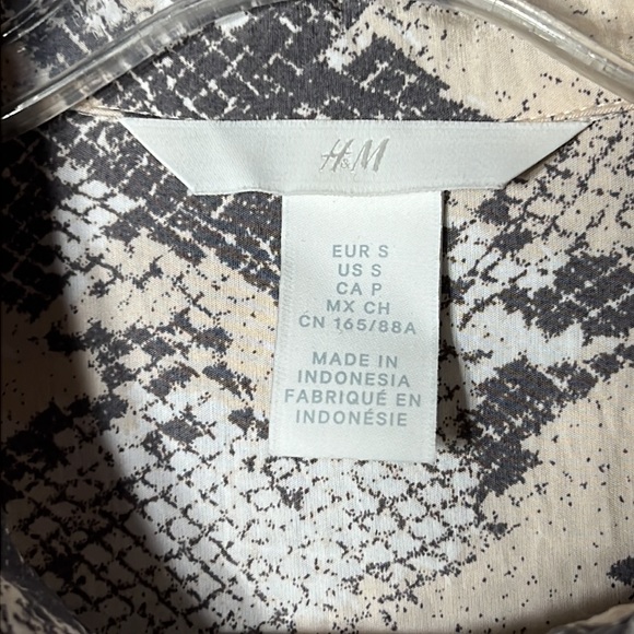 H&M snake print long button front tie front top size small - Picture 8 of 12